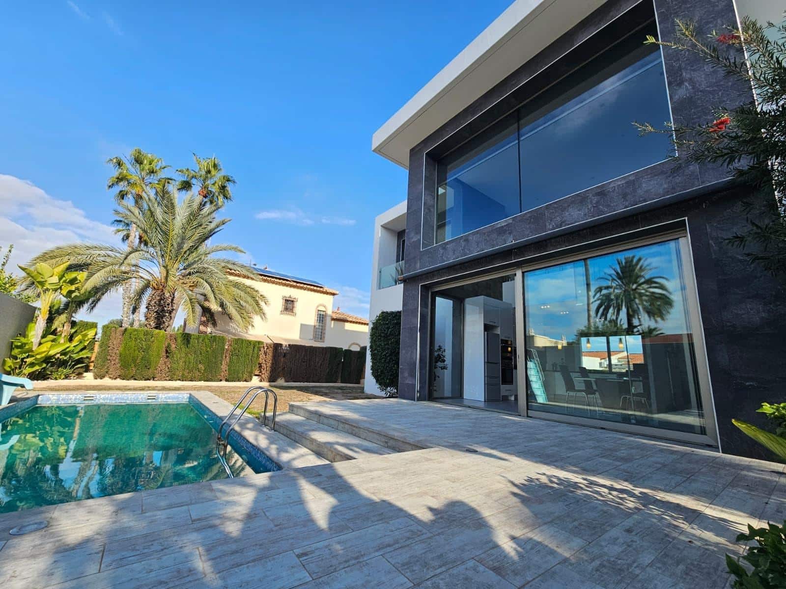 3 soverom Villa til salgs i Torrevieja med svømmebasseng garasje - € 690 000 (Ref: 6892810)