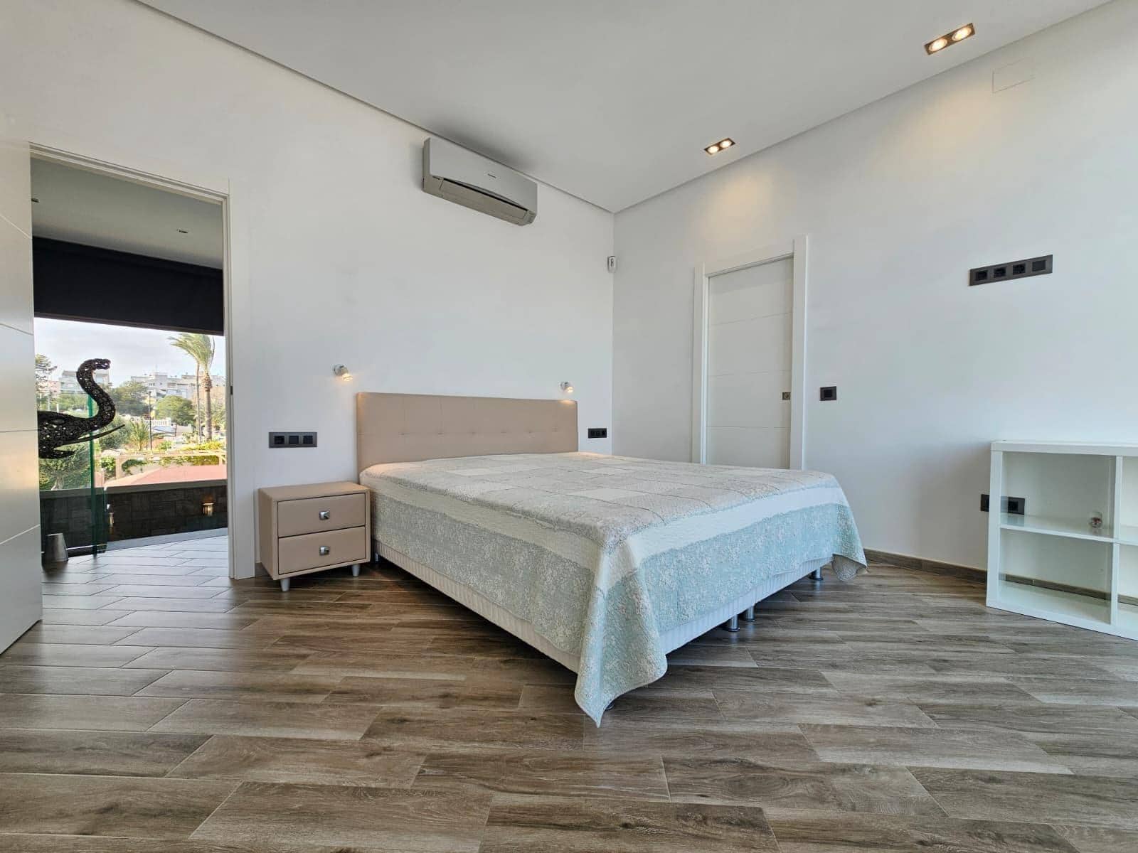 3 soverom Villa til salgs i Torrevieja med svømmebasseng garasje - € 690 000 (Ref: 6892810)