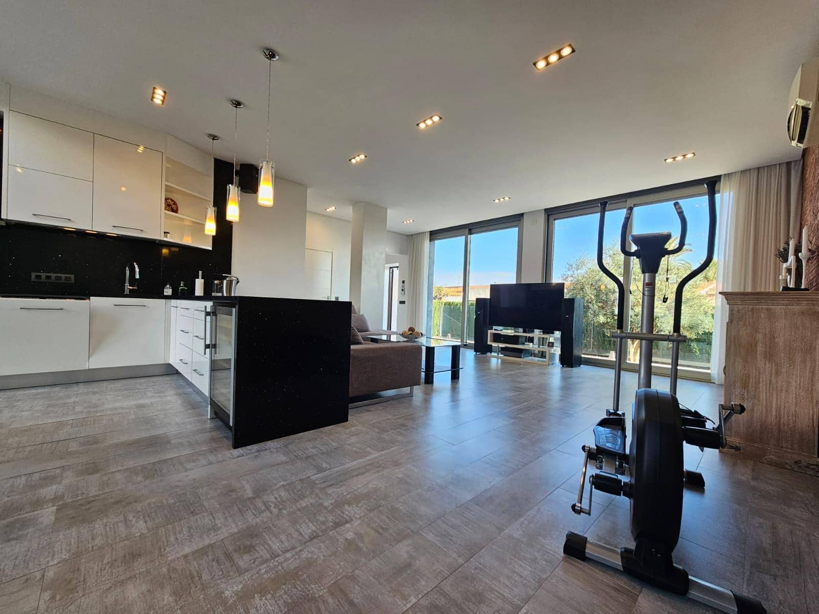 3 soverom Villa til salgs i Torrevieja med svømmebasseng garasje - € 690 000 (Ref: 6892810)