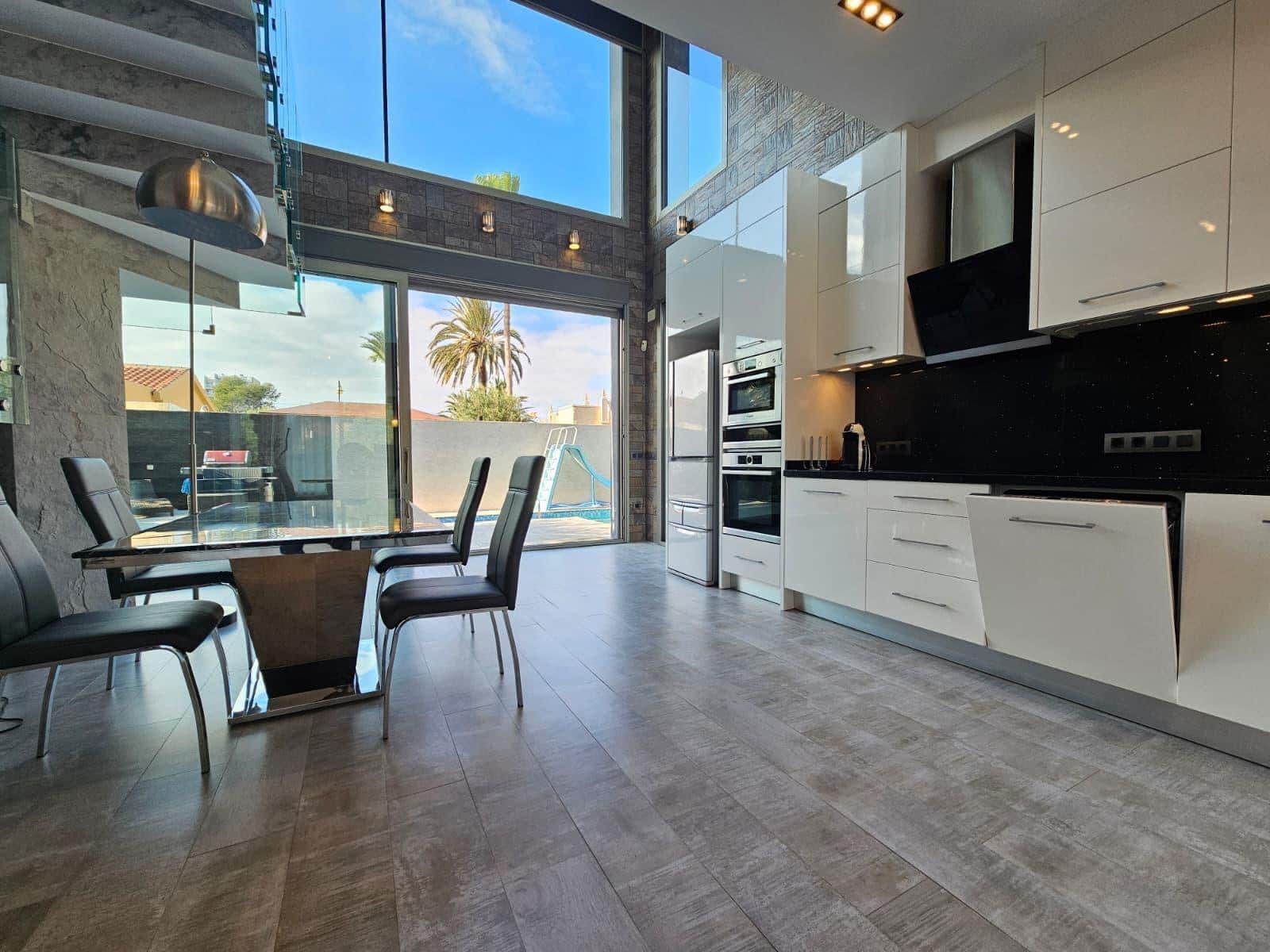 3 soverom Villa til salgs i Torrevieja med svømmebasseng garasje - € 690 000 (Ref: 6892810)