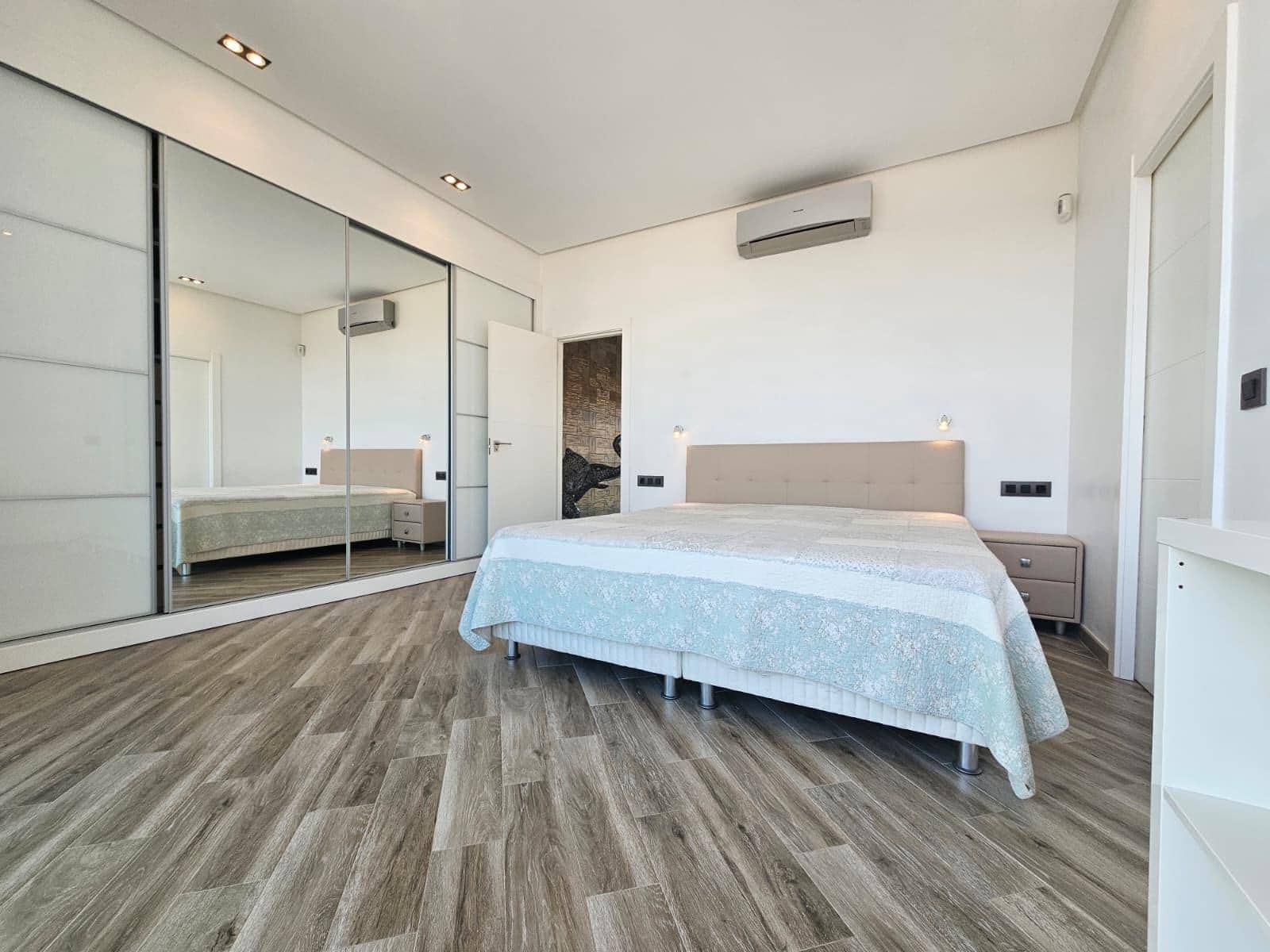 3 soverom Villa til salgs i Torrevieja med svømmebasseng garasje - € 690 000 (Ref: 6892810)