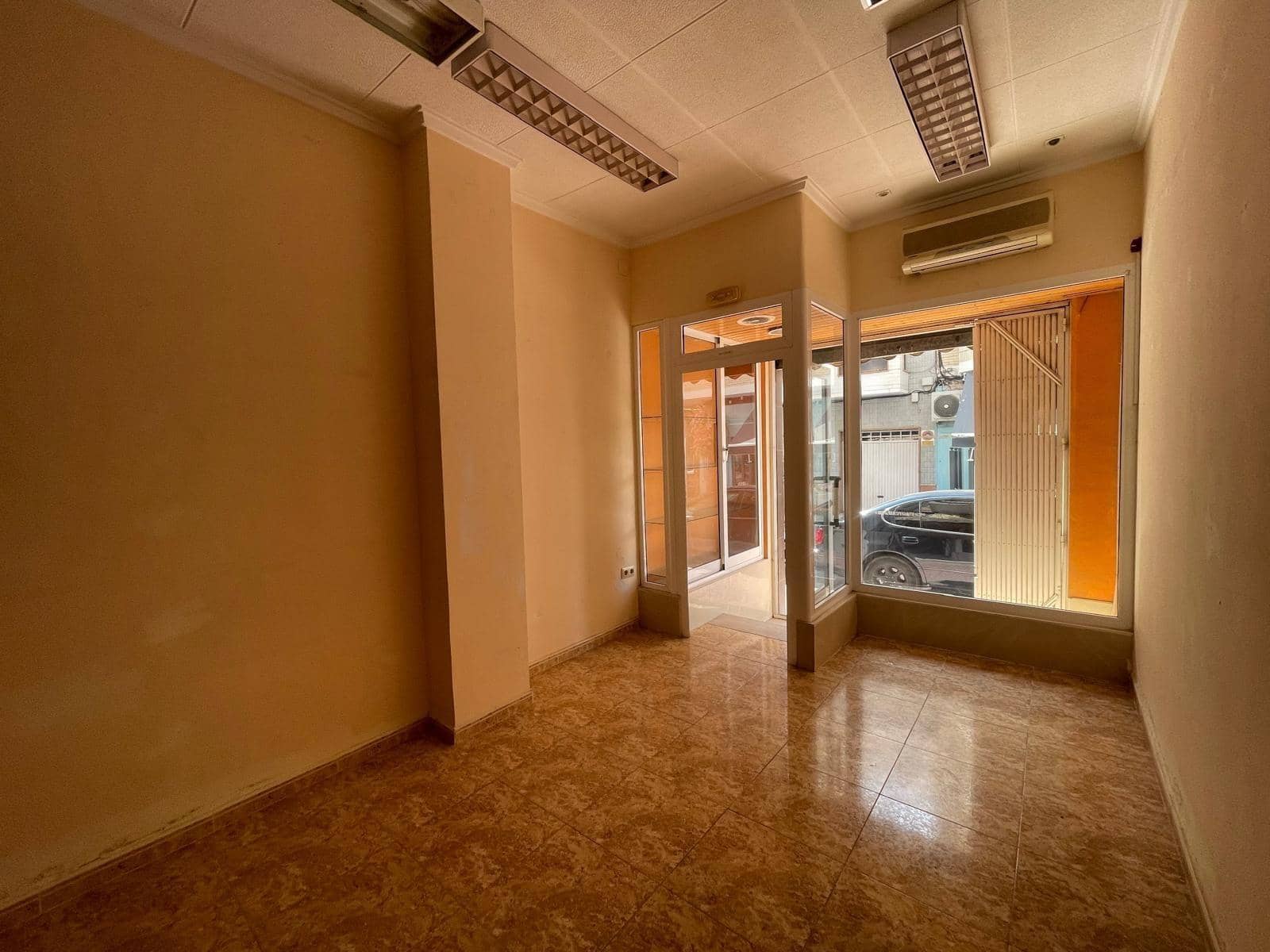 Local Comercial de 2 habitaciones en Torrevieja en venta - 105.000 € (Ref: 8481991)