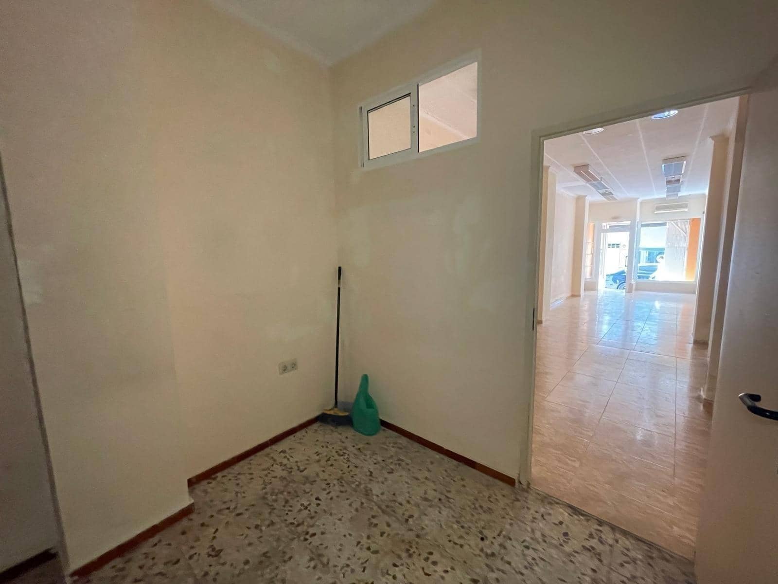 Local Comercial de 2 habitaciones en Torrevieja en venta - 105.000 € (Ref: 8481991)