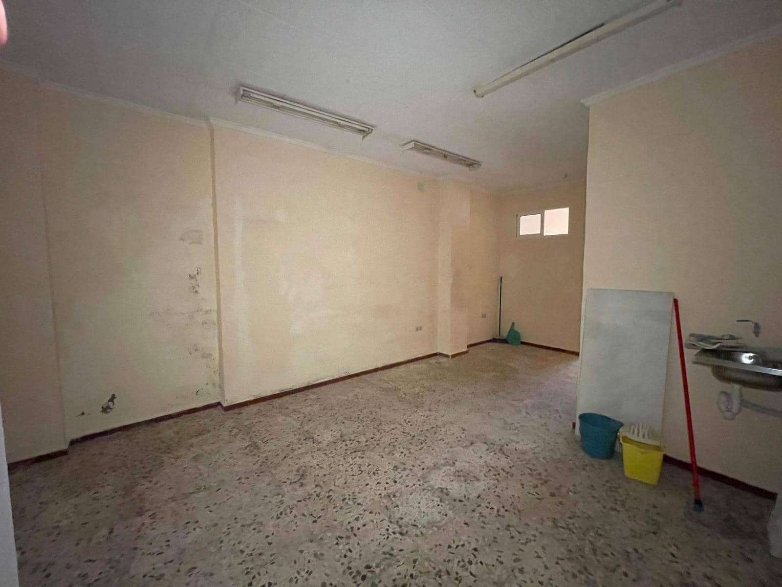 Local Comercial de 2 habitaciones en Torrevieja en venta - 105.000 € (Ref: 8481991)