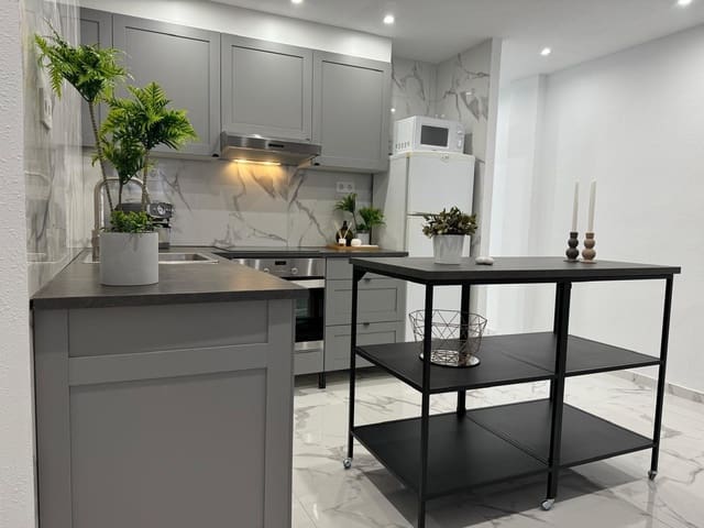 4 bedroom Apartment for sale in Playa del Acequión, Torrevieja with garage - € 239,000 (Ref: 8641096)