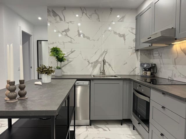 4 bedroom Apartment for sale in Playa del Acequión, Torrevieja with garage - € 239,000 (Ref: 8641096)