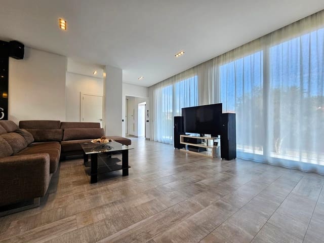 3 soverom Villa til salgs i Nueva Torrevieja, Torrevieja med svømmebasseng garasje - € 690 000 (Ref: 9017213)