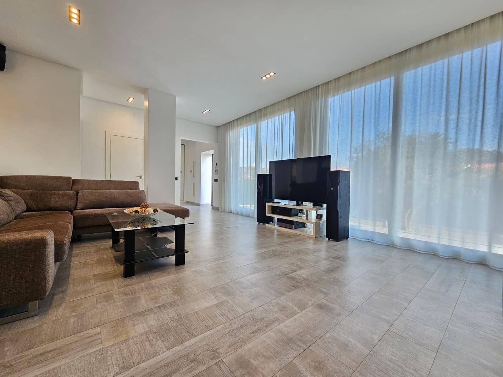 3 soverom Villa til salgs i Torrevieja med svømmebasseng garasje - € 690 000 (Ref: 9017213)