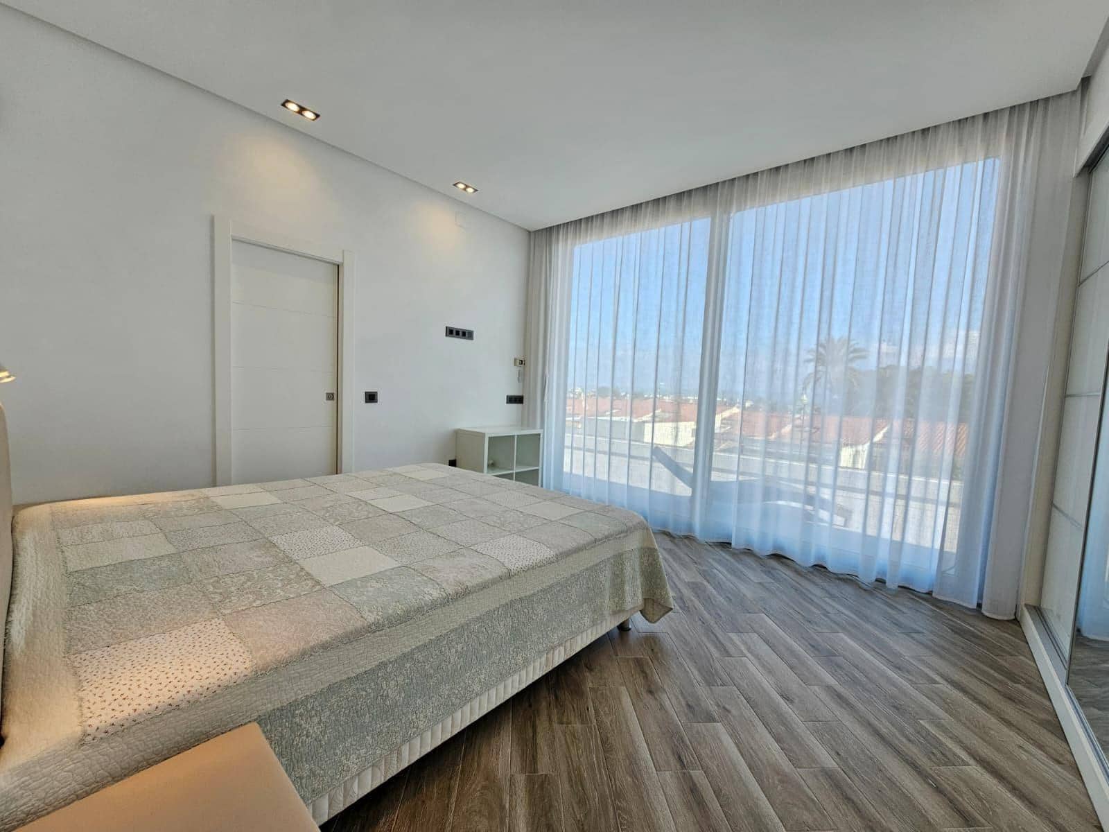 3 soverom Villa til salgs i Torrevieja med svømmebasseng garasje - € 690 000 (Ref: 9017213)