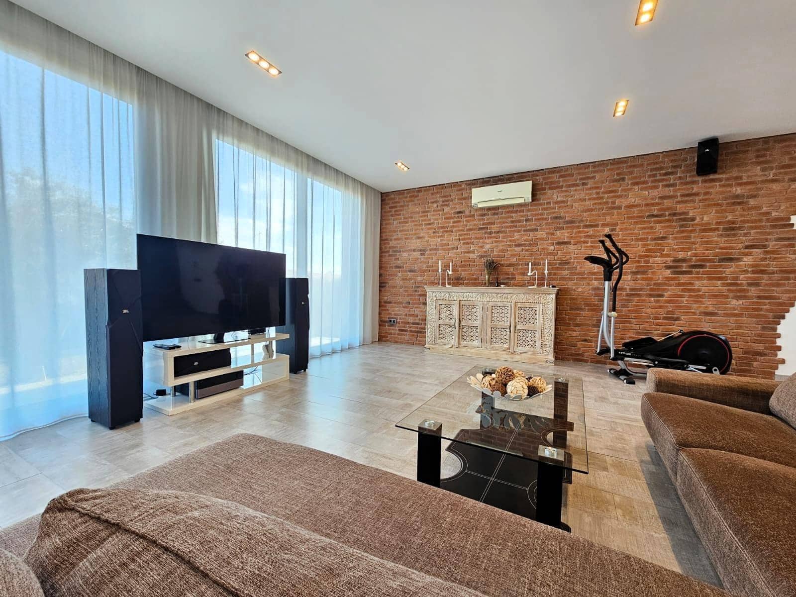 3 soverom Villa til salgs i Torrevieja med svømmebasseng garasje - € 690 000 (Ref: 9017213)