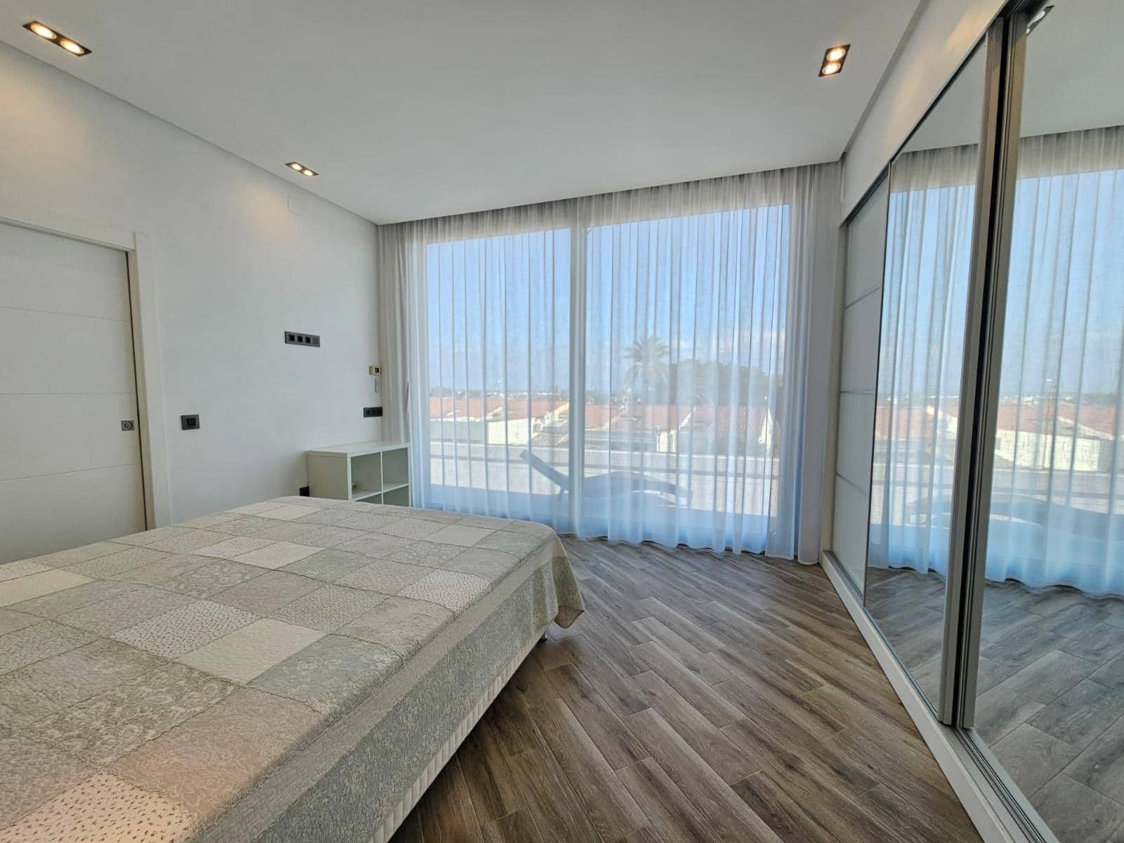 3 soverom Villa til salgs i Torrevieja med svømmebasseng garasje - € 690 000 (Ref: 9017213)