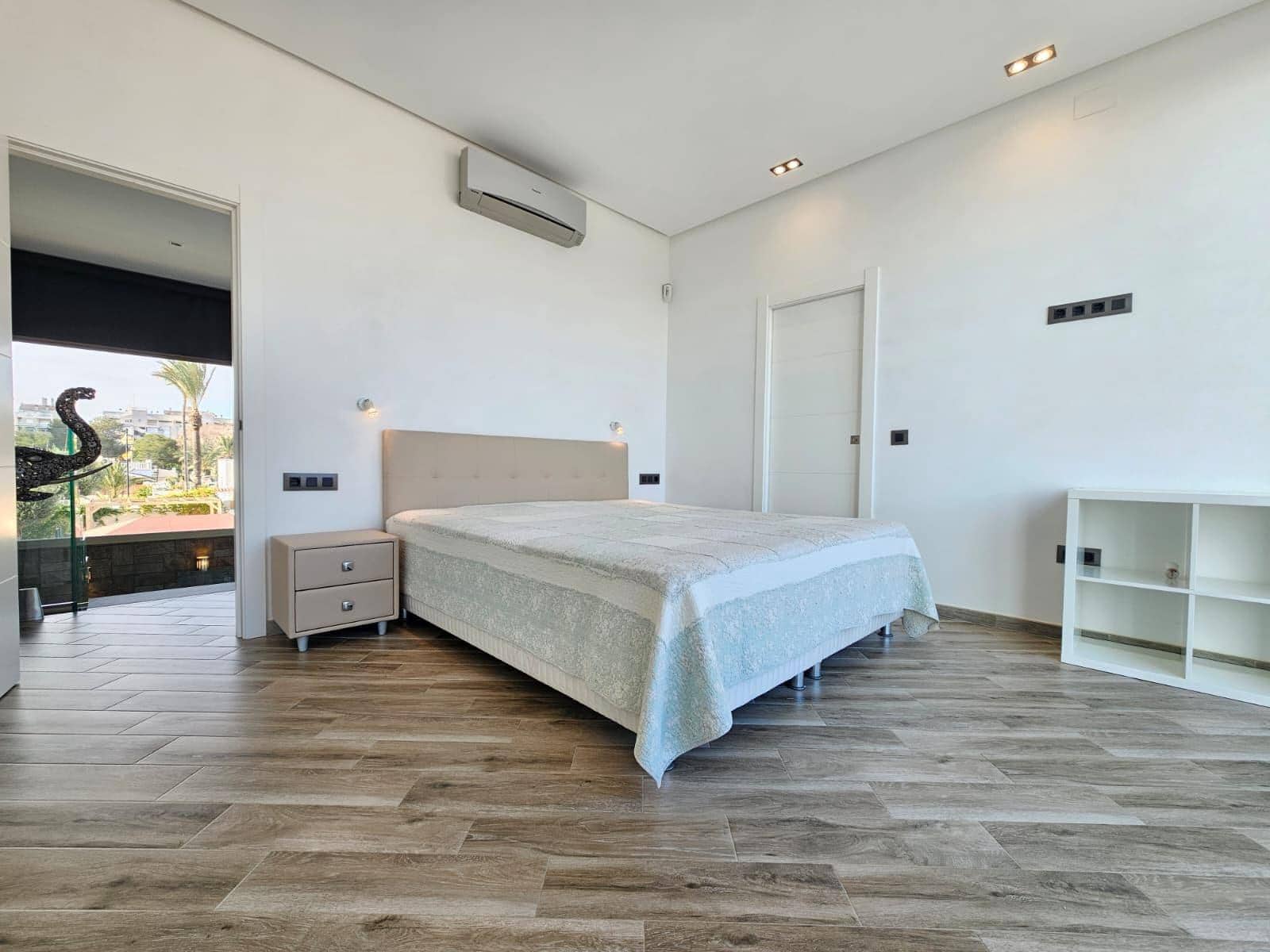 3 soverom Villa til salgs i Torrevieja med svømmebasseng garasje - € 690 000 (Ref: 9017213)