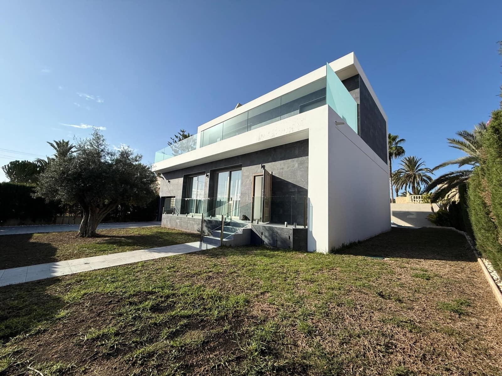 3 soverom Villa til salgs i Torrevieja med svømmebasseng garasje - € 690 000 (Ref: 9017213)