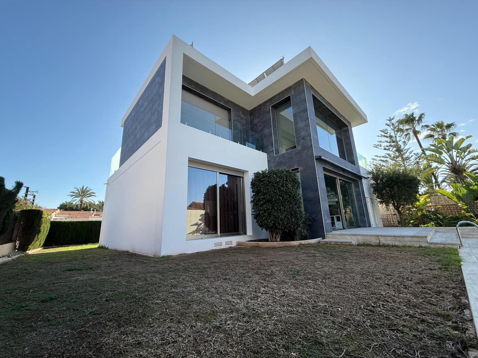 3 soverom Villa til salgs i Torrevieja med svømmebasseng garasje - € 690 000 (Ref: 9017213)