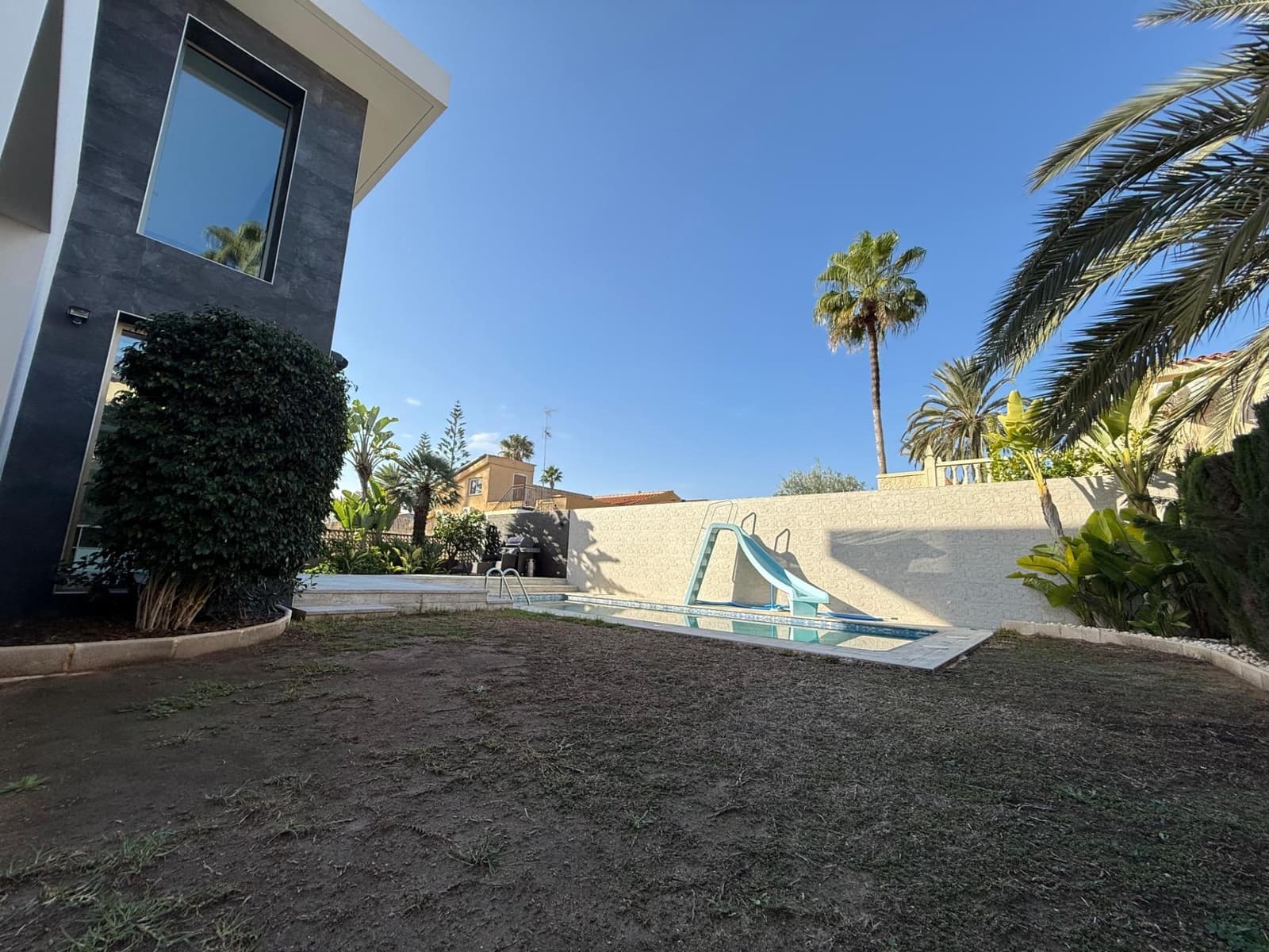 3 soverom Villa til salgs i Torrevieja med svømmebasseng garasje - € 690 000 (Ref: 9017213)