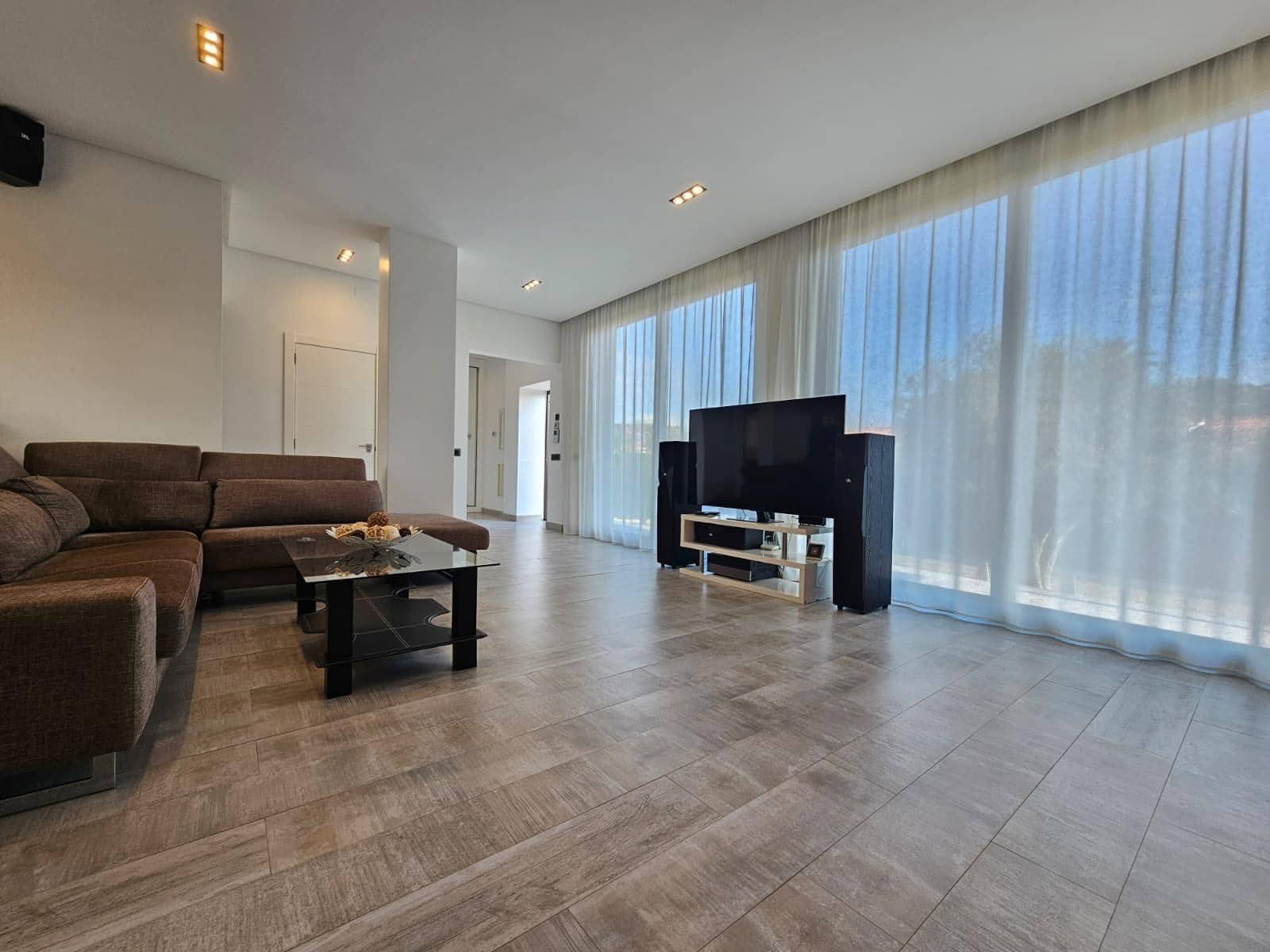 3 soverom Villa til salgs i Torrevieja med svømmebasseng garasje - € 690 000 (Ref: 9017213)