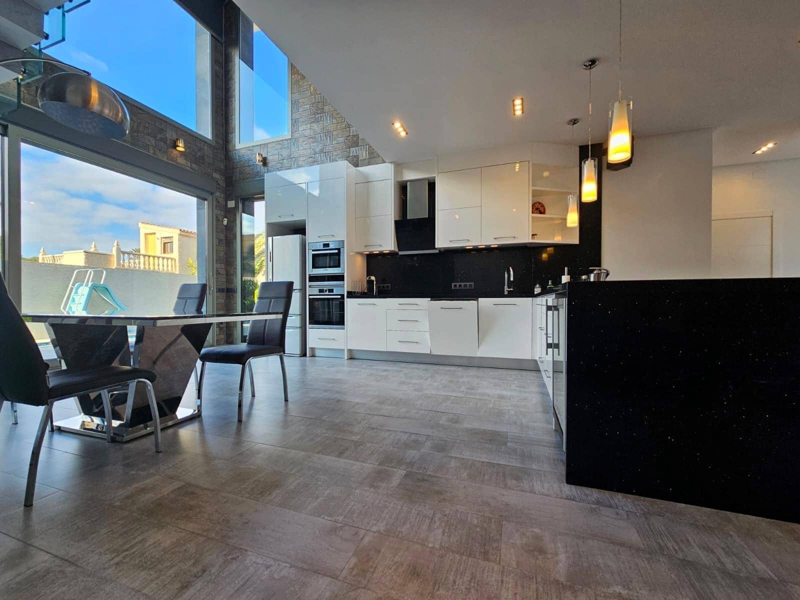 3 soverom Villa til salgs i Torrevieja med svømmebasseng garasje - € 690 000 (Ref: 9017213)