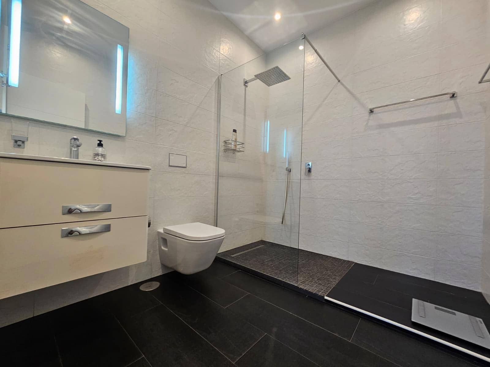 3 soverom Villa til salgs i Torrevieja med svømmebasseng garasje - € 690 000 (Ref: 9017213)