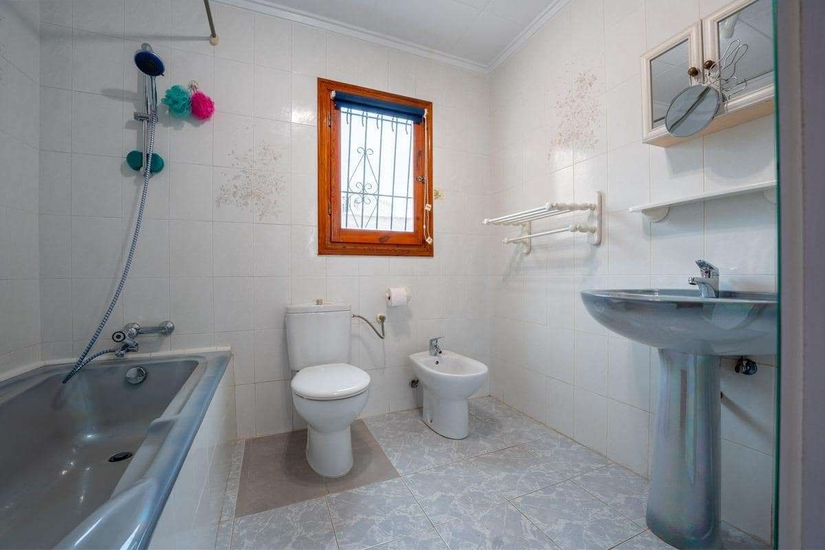 Chalet de 3 habitaciones en Torrevieja en venta con garaje - 399.000 € (Ref: 9311054)