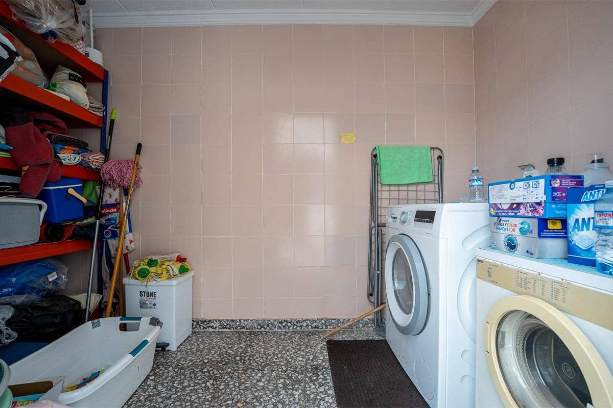 Chalet de 3 habitaciones en Torrevieja en venta con garaje - 399.000 € (Ref: 9311054)