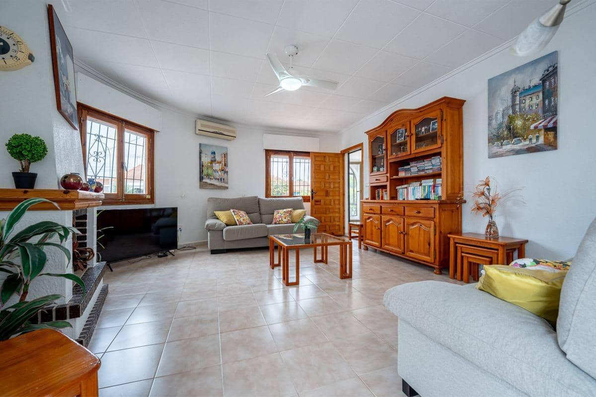 Chalet de 3 habitaciones en Torrevieja en venta con garaje - 399.000 € (Ref: 9311054)