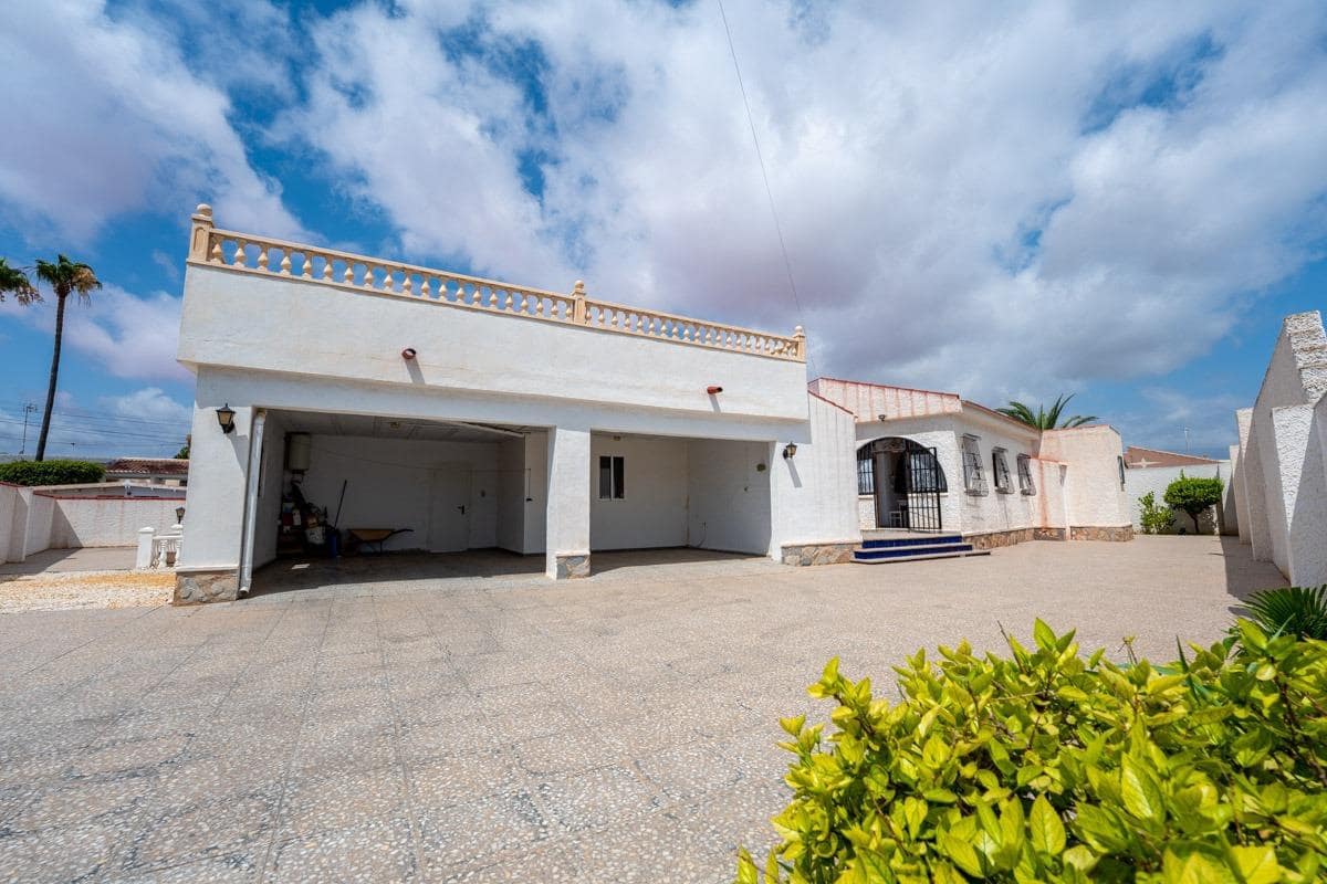Chalet de 3 habitaciones en Torrevieja en venta con garaje - 399.000 € (Ref: 9311054)