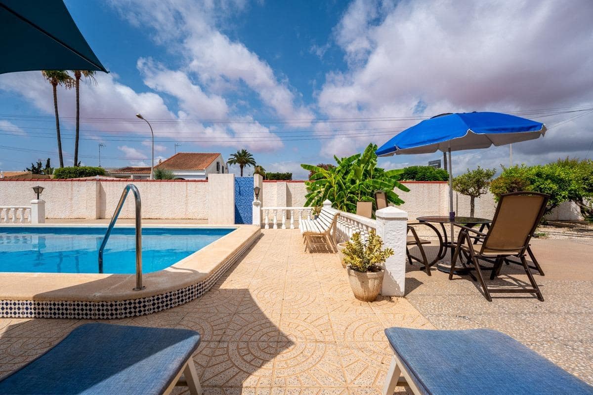 Chalet de 3 habitaciones en Torrevieja en venta con garaje - 399.000 € (Ref: 9311054)