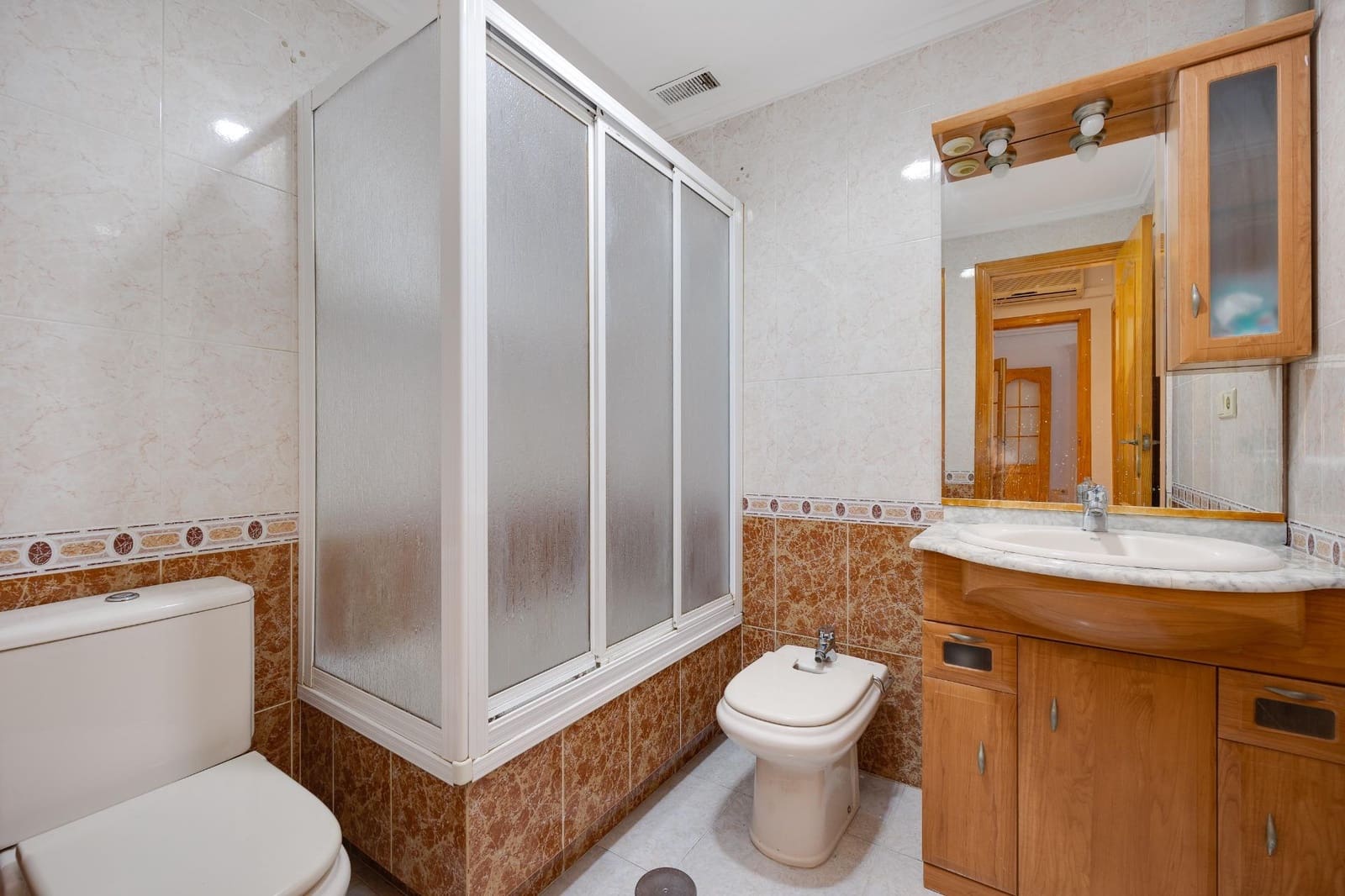 4 sovrum Lägenhet till salu i Torrevieja med garage - 199 900 € (Ref: 9401363)