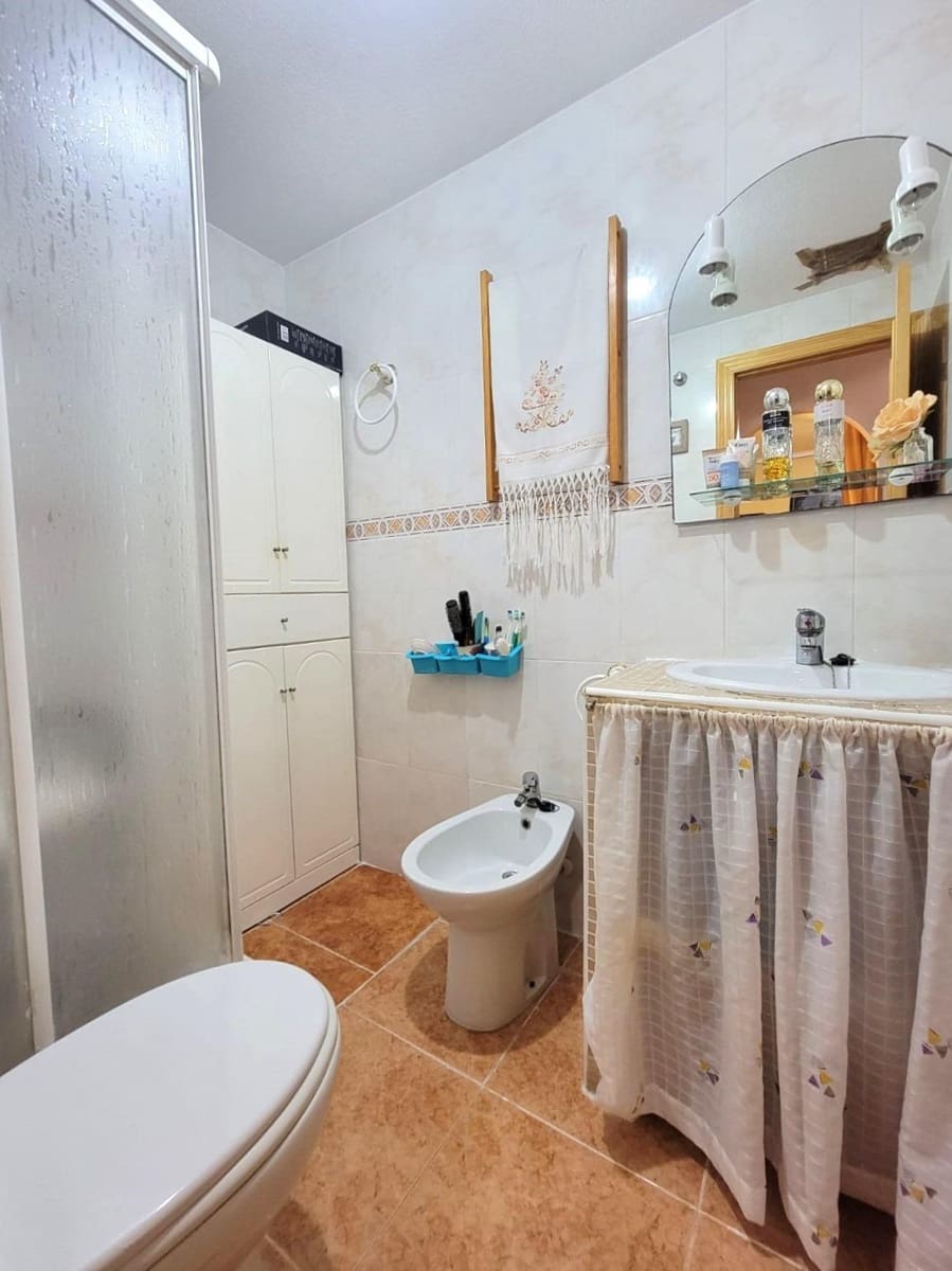 2 makuuhuone Huoneisto myytävänä paikassa Torrevieja mukana uima-altaan - 118 900 € (Ref: 9473086)