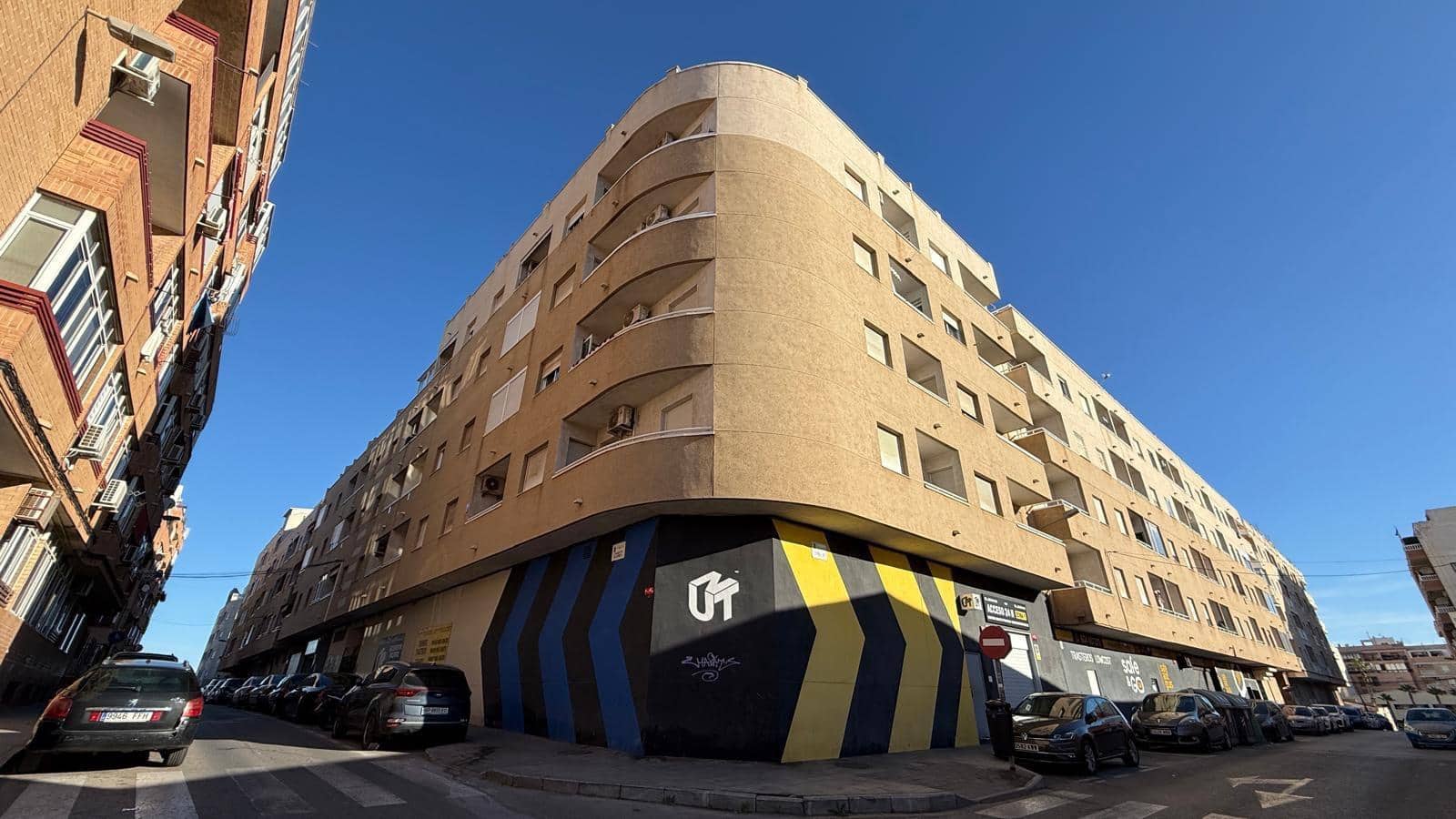 2 bedroom Apartment for sale in Torrevieja - € 129,500 (Ref: 9491614)