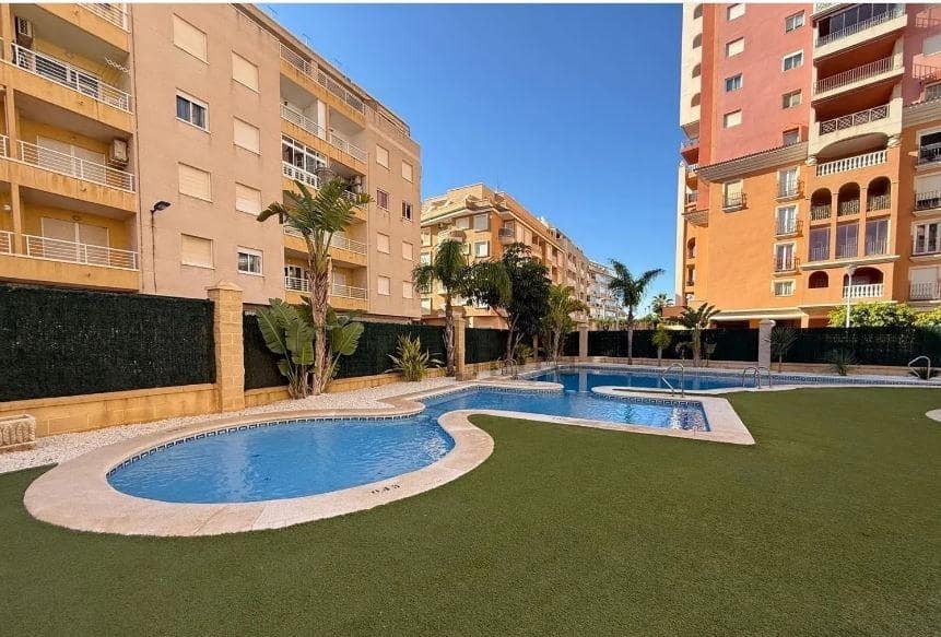 2 slaapkamer Appartement te koop in Torrevieja met zwembad - € 265.000 (Ref: 9625892)