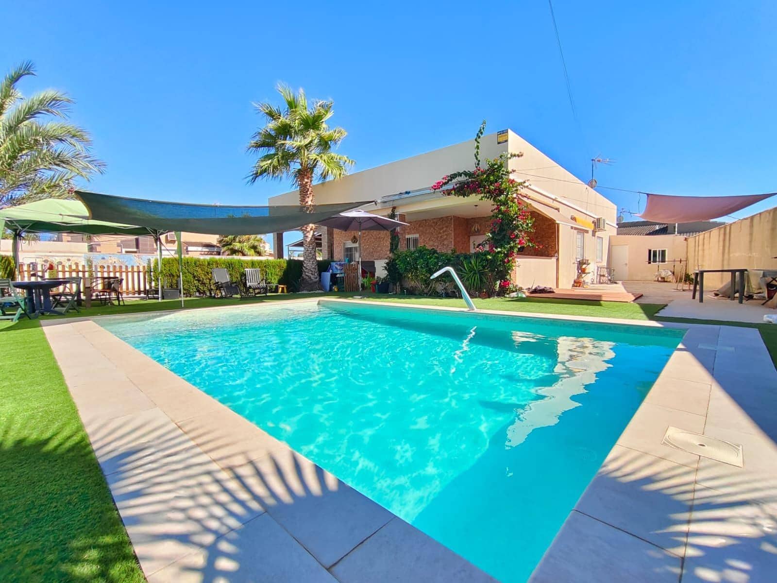 3 makuuhuone Huvila myytävänä paikassa Torrevieja mukana uima-altaan - 410 000 € (Ref: 9806609)