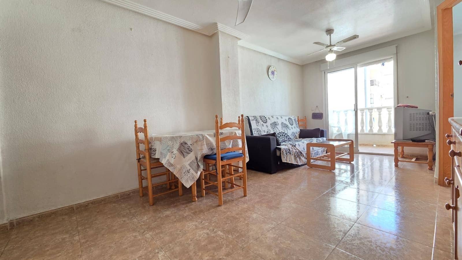 Apartamento de 2 habitaciones en Torrevieja en venta con piscina - 145.000 € (Ref: 9806610)