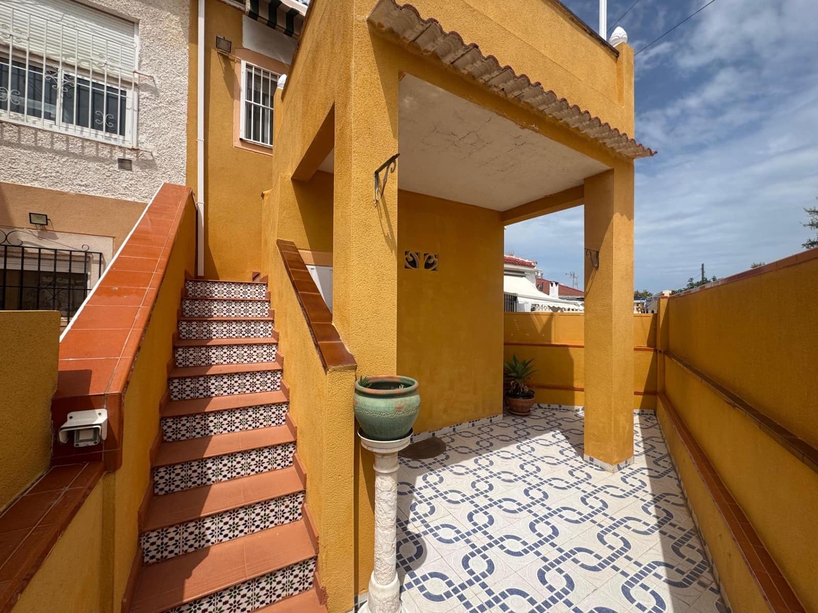 2 slaapkamer Rijtjeshuis te koop in Torrevieja - € 135.000 (Ref: 9806611)