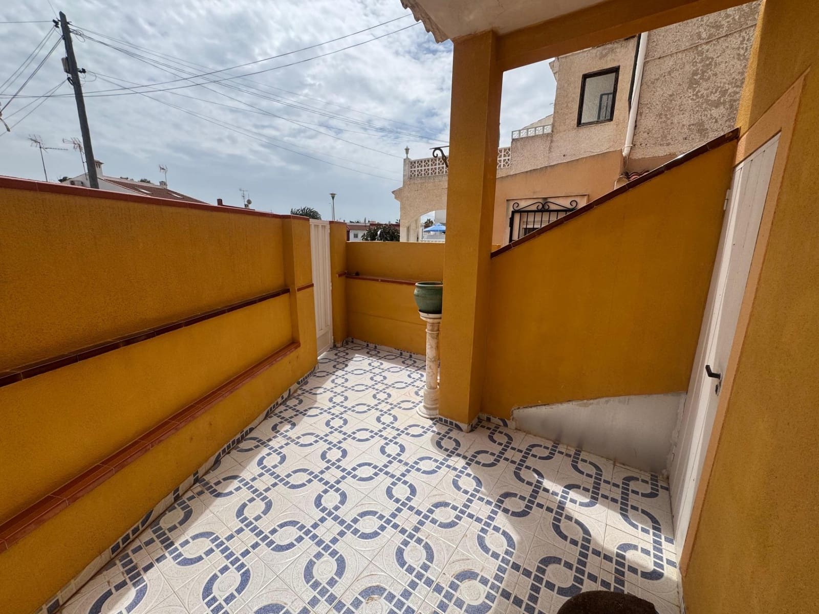 2 slaapkamer Rijtjeshuis te koop in Torrevieja - € 135.000 (Ref: 9806611)