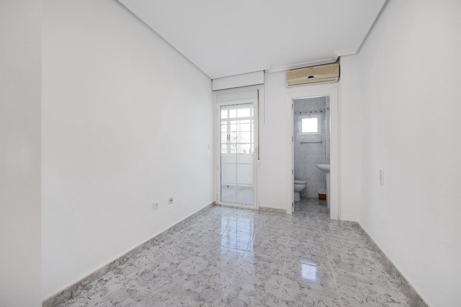 2 sovrum Lägenhet till salu i Torrevieja med pool - 138 470 € (Ref: 9825427)