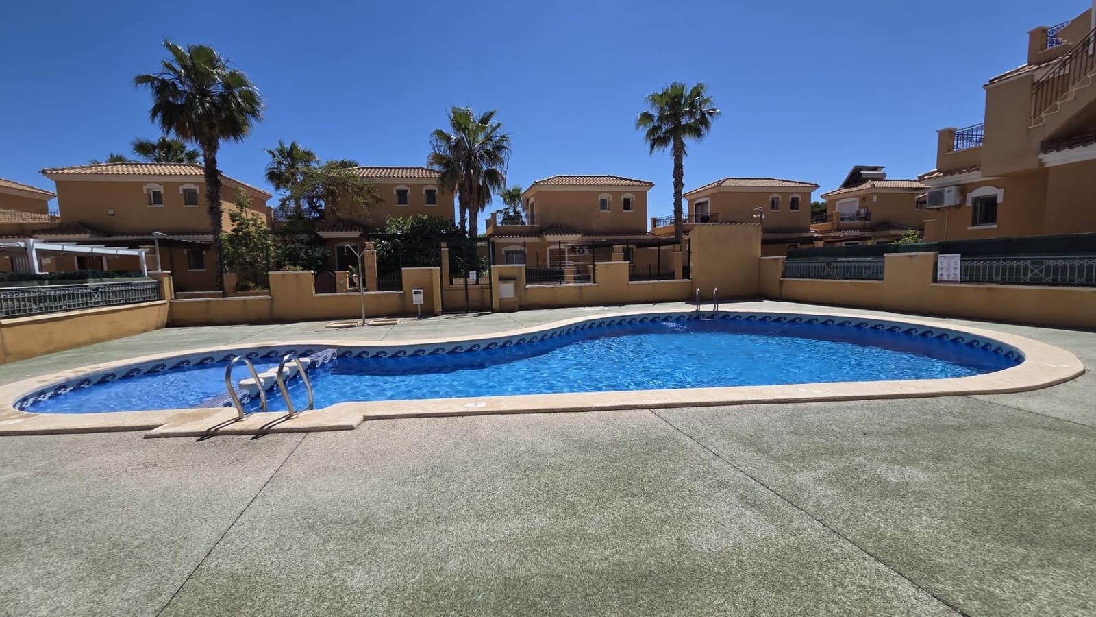3 soveværelse Rækkehus til salg i Aguas Nuevas med swimmingpool garage - € 279.000 (Ref: 9855629)