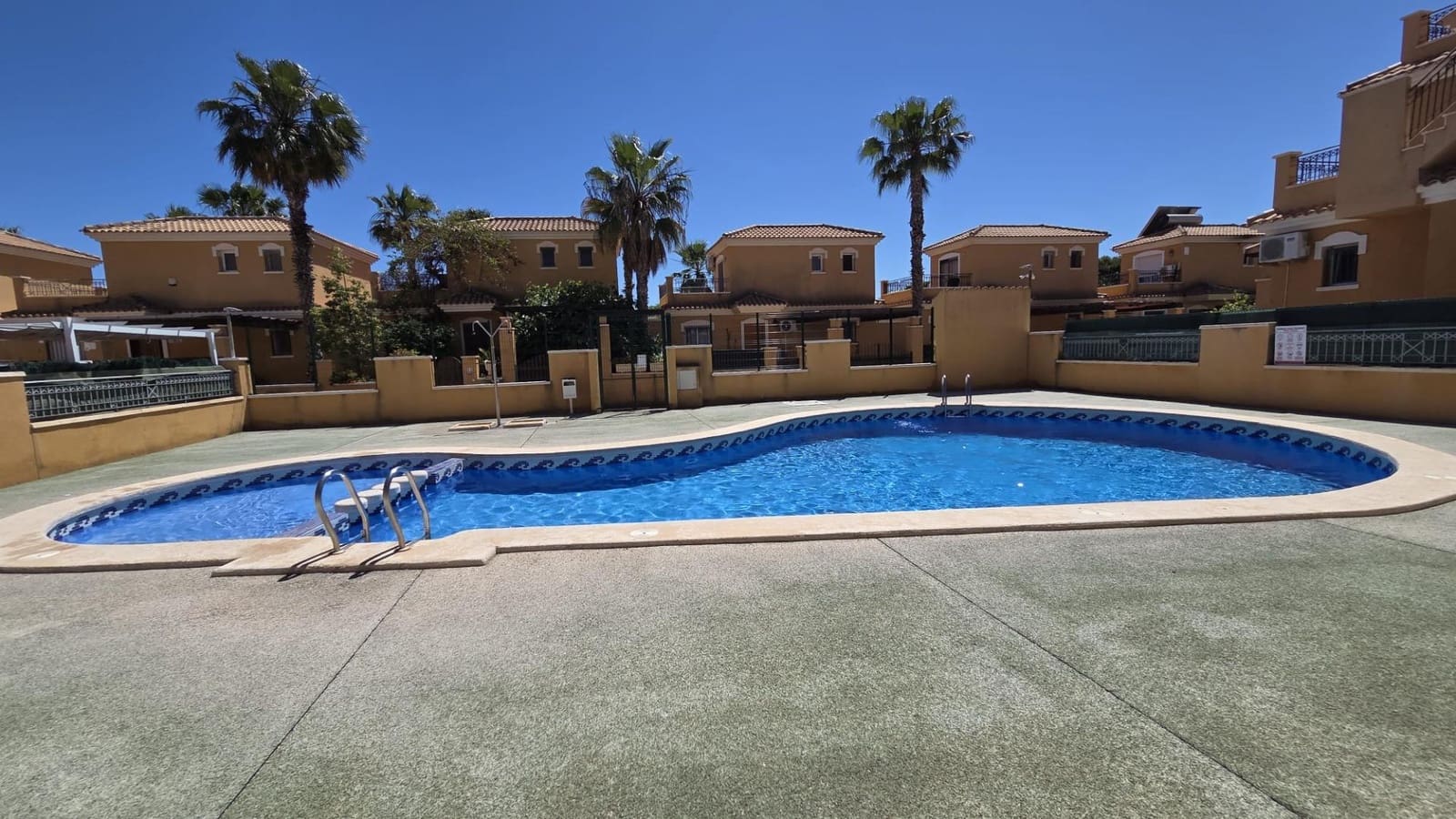 3 soveværelse Rækkehus til salg i Aguas Nuevas med swimmingpool garage - € 279.000 (Ref: 9855629)