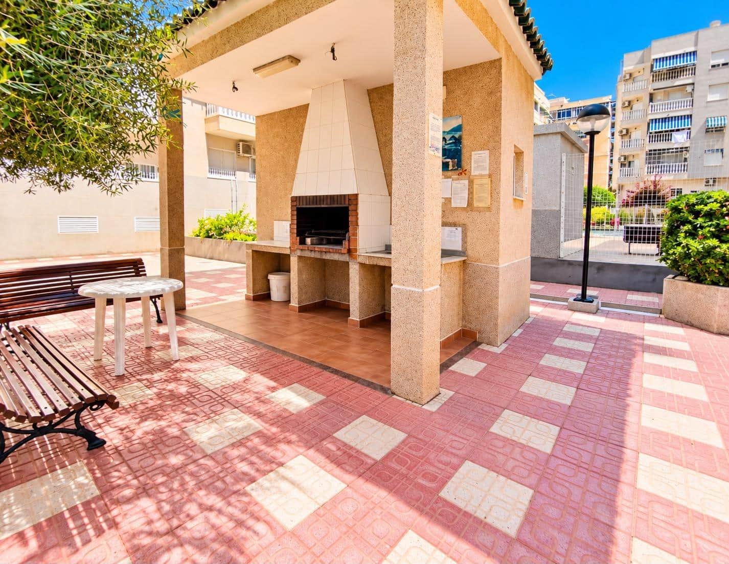 Apartment for sale in Torrevieja with pool - € 99,900 (Ref: 9896209)