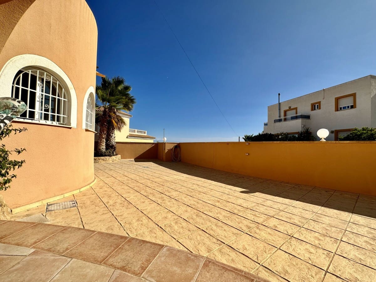 3 bedroom Villa for sale in La Villajoyosa / Vila Joiosa with pool - € 695,000 (Ref: 8562404)