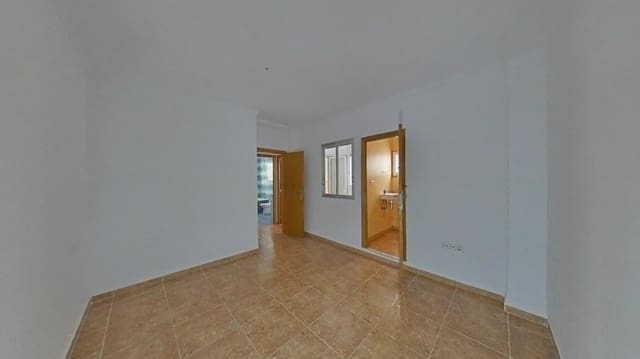 4 bedroom Apartment for sale in Gandia - € 120,000 (Ref: 9890701)
