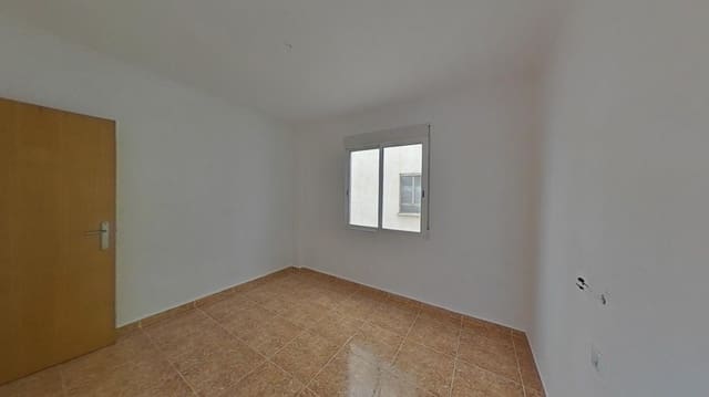 4 bedroom Apartment for sale in Gandia - € 120,000 (Ref: 9890701)