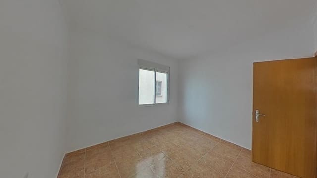 4 bedroom Apartment for sale in Gandia - € 120,000 (Ref: 9890701)