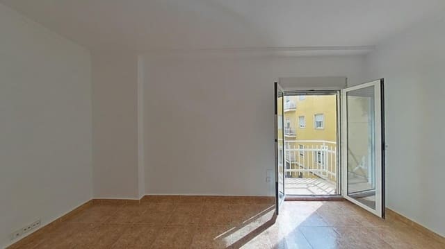 4 bedroom Apartment for sale in Gandia - € 120,000 (Ref: 9890701)