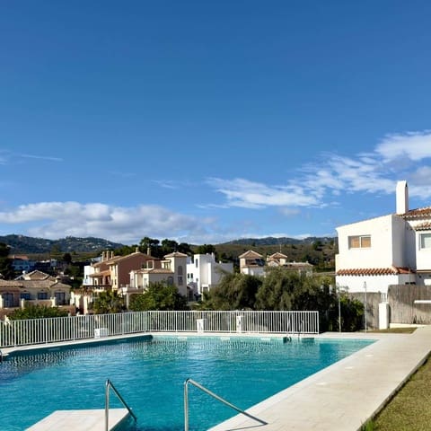 2 chambre Villa/Maison Mitoyenne à vendre à Centro, Nerja avec piscine garage - 295 000 € (Ref: 9535519)