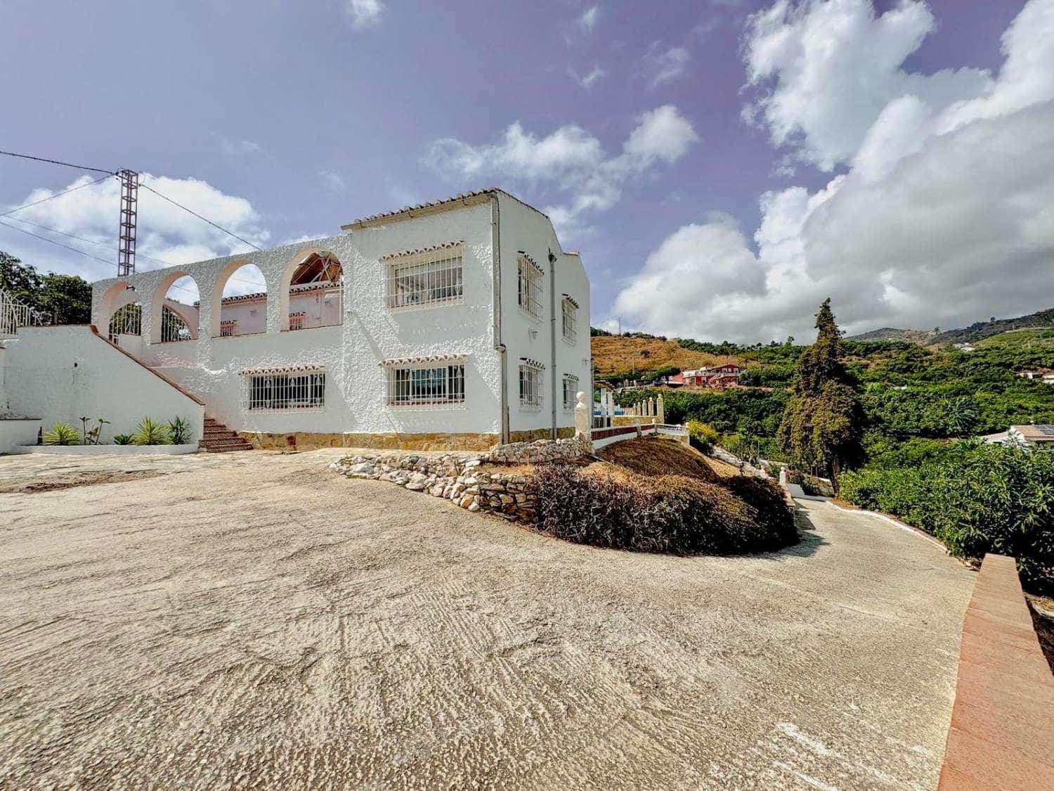 6 quarto Moradia para venda em Nerja com piscina - 1 099 000 € (Ref: 9614725)