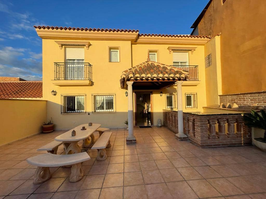 5 sovrum Semi-fristående Villa till salu i Velez-Malaga med pool garage - 437 000 € (Ref: 9614727)