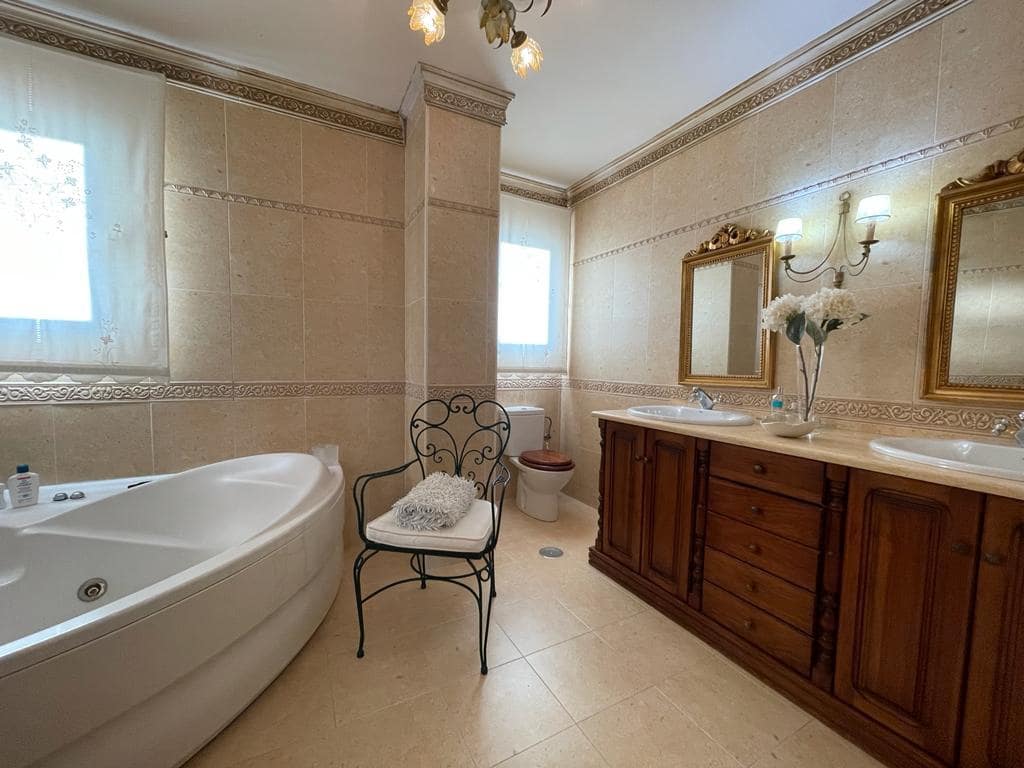 5 sovrum Semi-fristående Villa till salu i Velez-Malaga med pool garage - 437 000 € (Ref: 9614727)