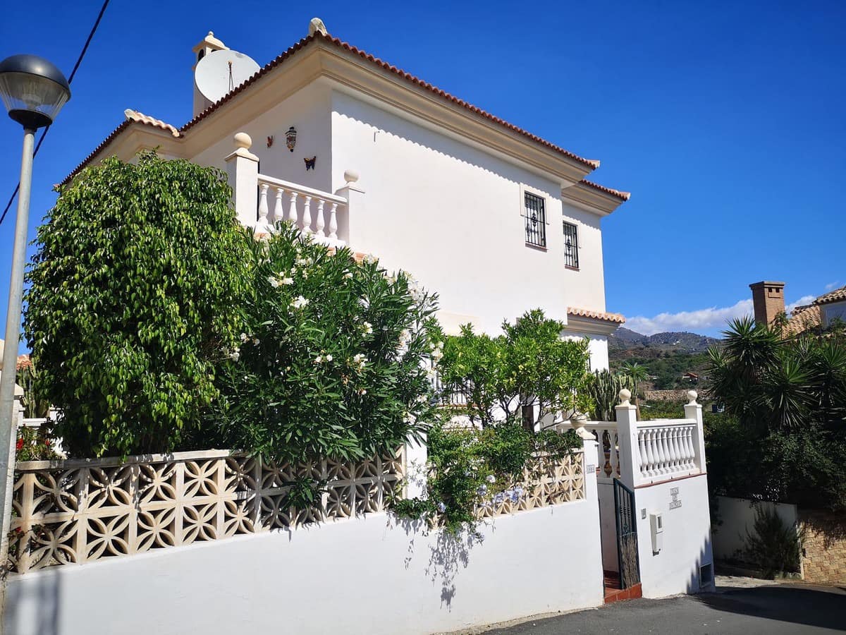 3 sypialnia Dom na sprzedaż w Torrox-Costa z basenem - 425 000 € (Ref: 9719492)