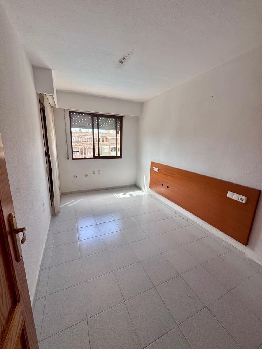 2 bedroom Apartment for sale in Torrevieja with pool - € 149,900 (Ref: 10081257)